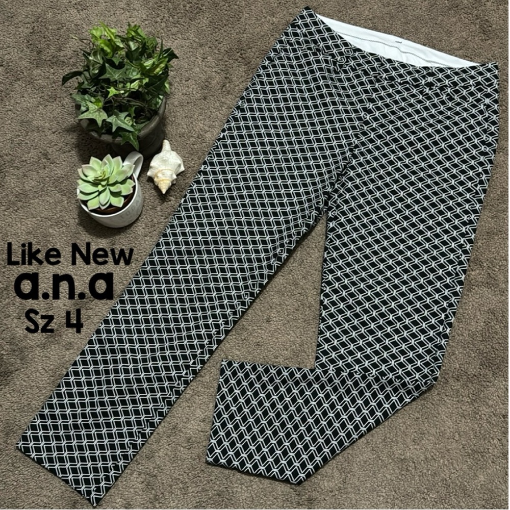 Like New a.n.a Pants-4-Geometric Black & White Print-Pockets-Flat Front-Skimmer